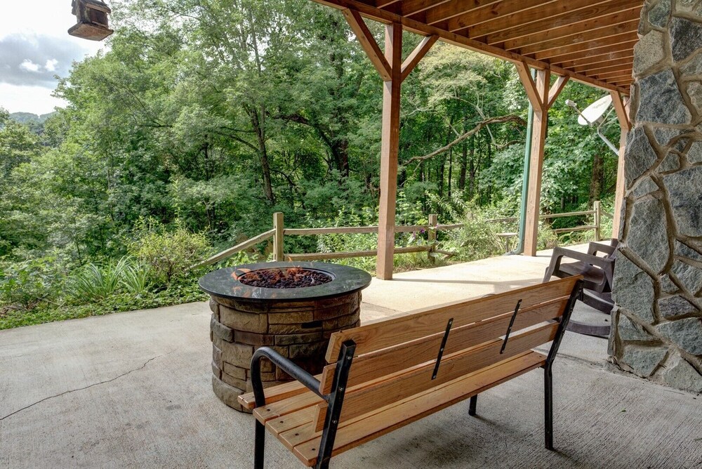 Emerald Bear; Maggie Valley hidden gem! Large, private home with HOT TUB and more!!