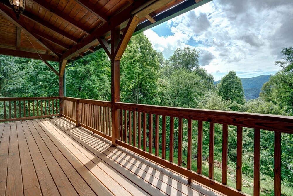 Emerald Bear; Maggie Valley hidden gem! Large, private home with HOT TUB and more!!