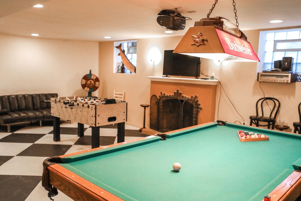 3 Bedrooms And 3 Baths With Vintage Game Room Pool Table And Tons