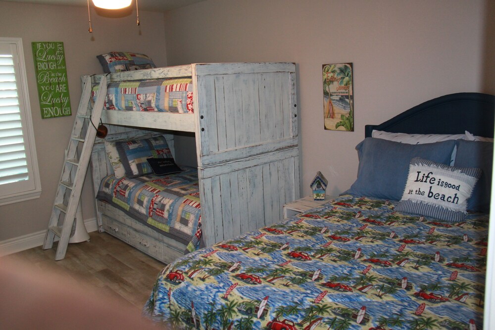 Paradise CoveWaterfront Ground Floor Corner Condo on Key Allegro