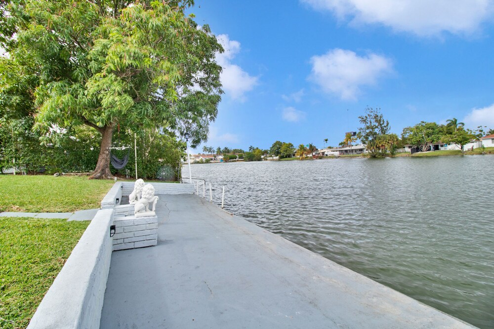 ★Lake View B★King Bed| Parking|WIFI|8 Mins 2 Beach