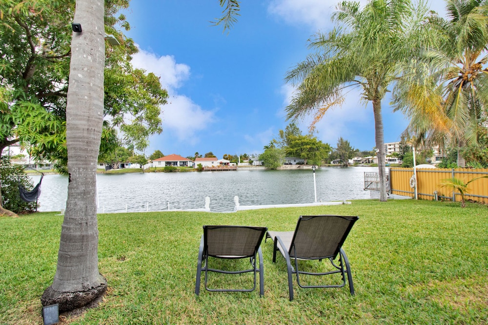 ★Lake View B★King Bed| Parking|WIFI|8 Mins 2 Beach