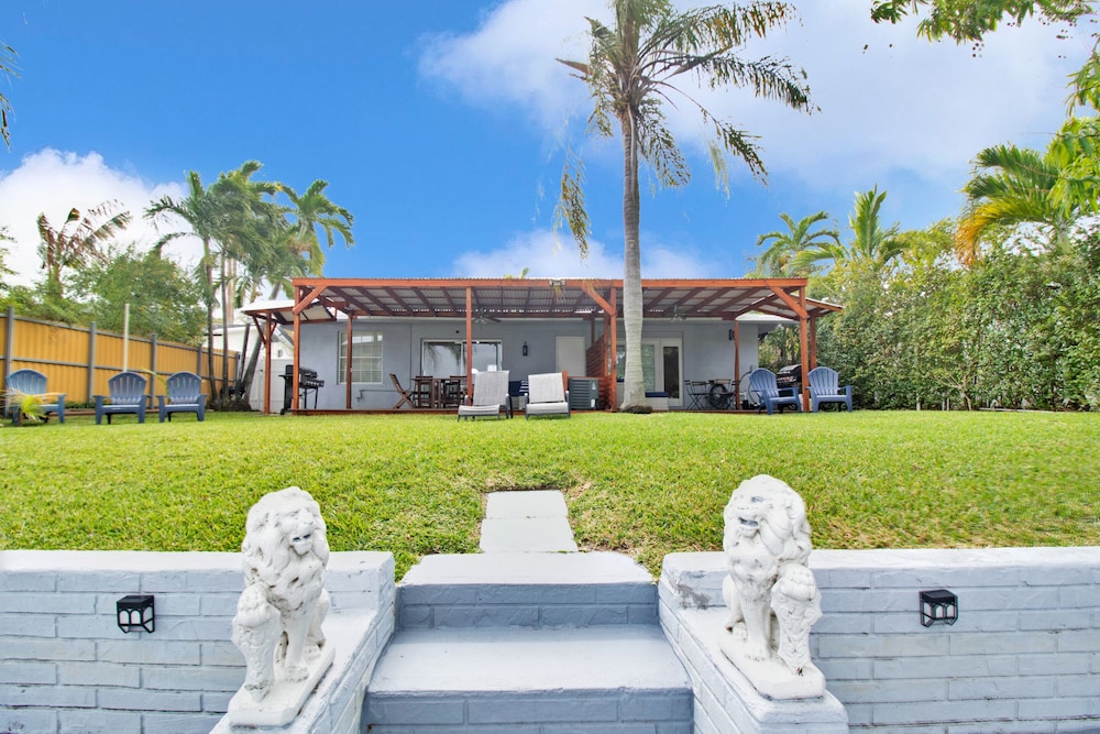 ★Lake View B★King Bed| Parking|WIFI|8 Mins 2 Beach