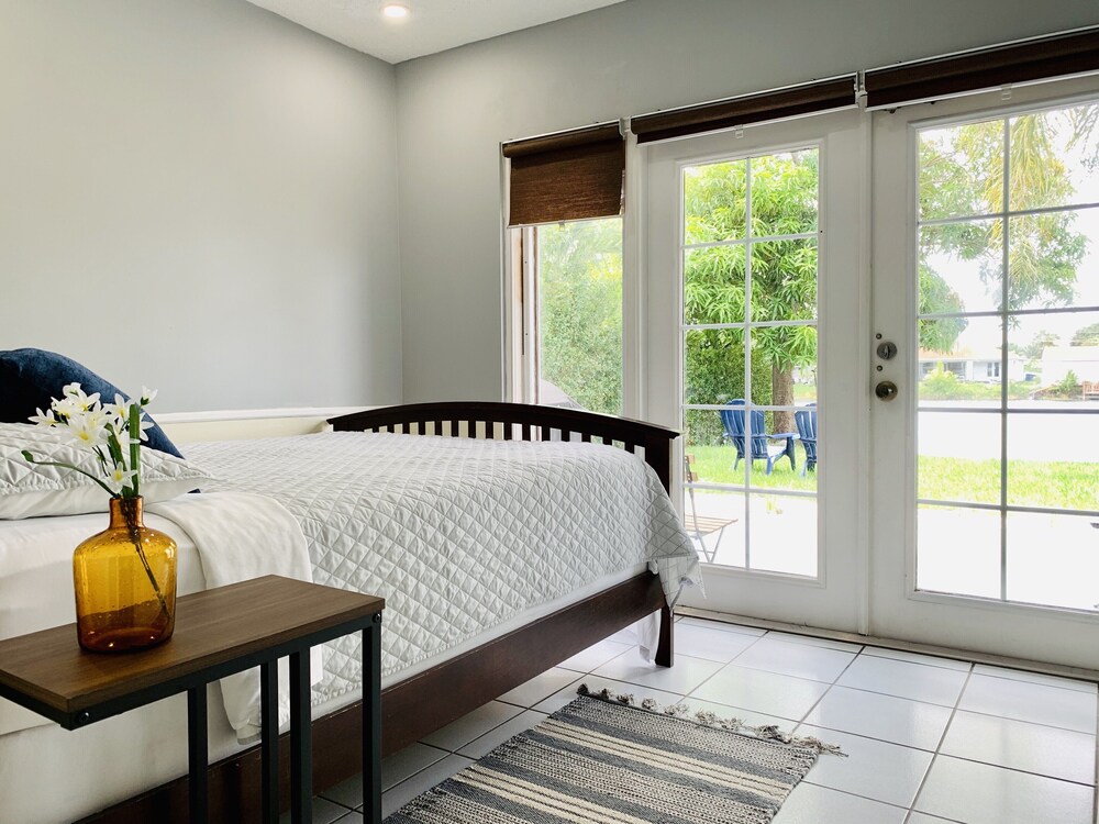 ★Lake View B★King Bed| Parking|WIFI|8 Mins 2 Beach