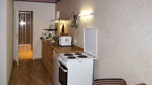 Kühlschrank, Mikrowelle, Ofen, Wasserkocher mit Kaffee-/Teezubehör