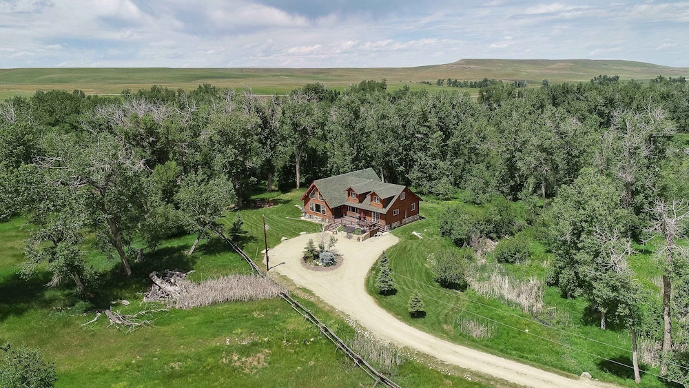 Luxury Riverfront Beartooth Mountain Lodge Private Retreat! Visit