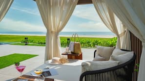 Pantai pribadi, pasir putih, kursi berjemur, dan payung pantai