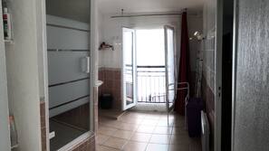 1 chambre, fer et planche à repasser, accès Internet, draps fournis