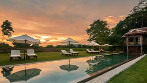 2 outdoor pools