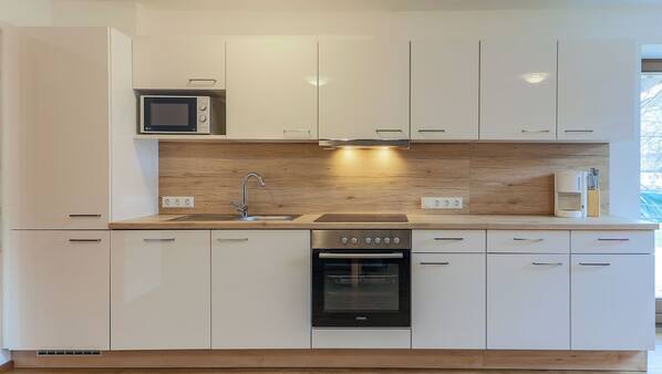 Kühlschrank, Mikrowelle, Ofen, Geschirrspüler