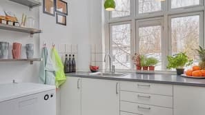 Kylskåp, mikrovågsugn, ugn och kaffe- och tebryggare