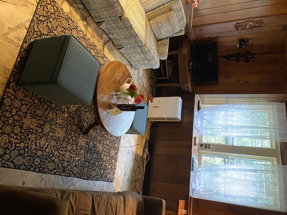 Berkshire Gorge House, 15 minutes to Williamstown, 15 minutes to Jiminy Peak.