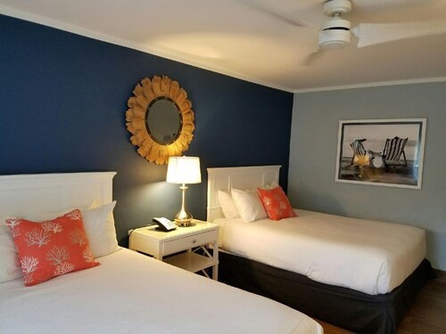 Florida Keys Escape! 2 Design Units, Pool, Tennis, Parking, Near Attractions