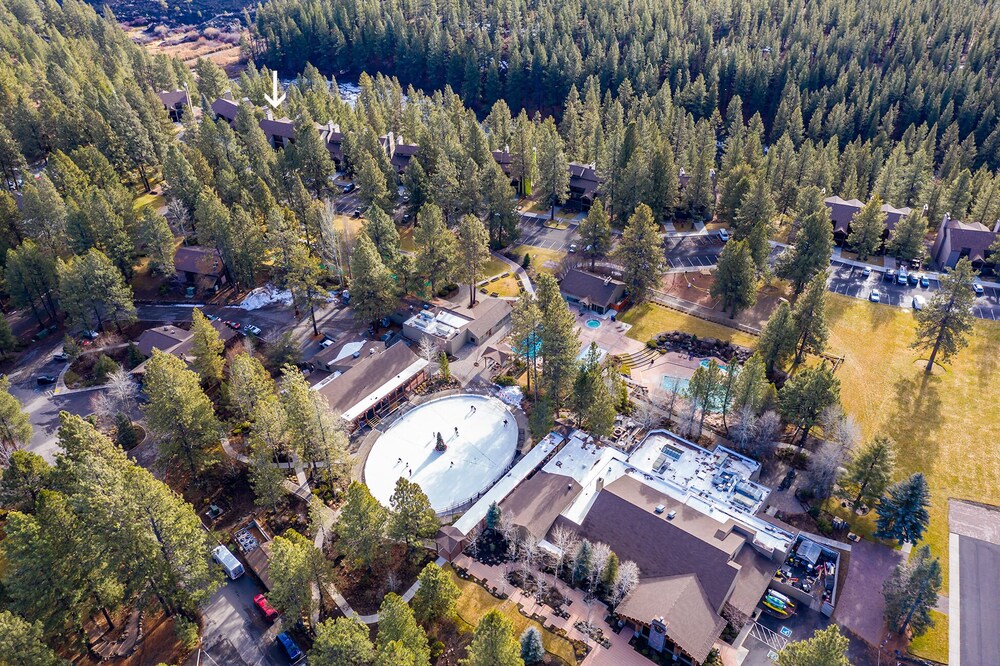 Beautiful views, closest lodging to Mt. Bachelor, amazing property & amentities.