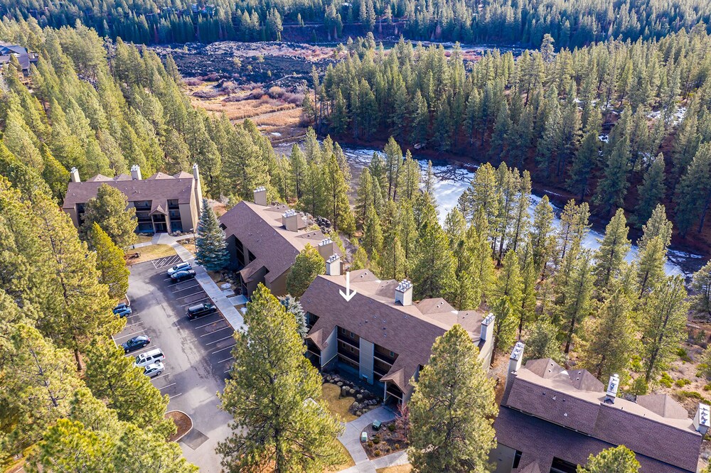 Beautiful views, closest lodging to Mt. Bachelor, amazing property & amentities.