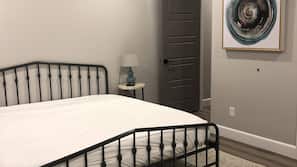 5 bedrooms, iron/ironing board, Internet, linens