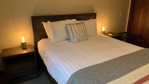 4 bedrooms, iron/ironing board, Internet, linens