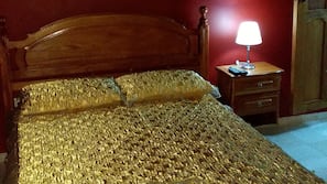 Egyptian cotton sheets, premium bedding, down duvet, minibar