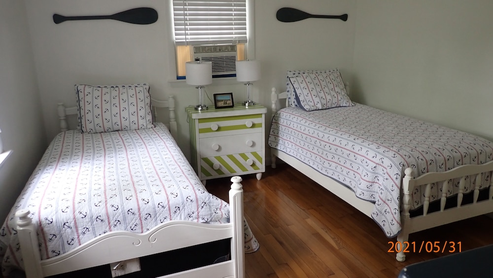 Beach 0.7 Mi walk to Craigville/ Covell beach, 3 night min thru June