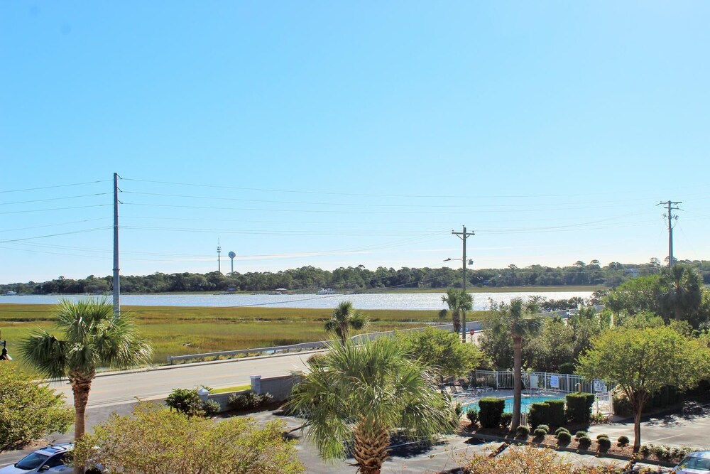 Marshwinds 1G ~ 3BR/3BA with a POOL and Marsh Views!!