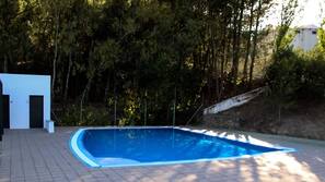 Una piscina al aire libre de temporada