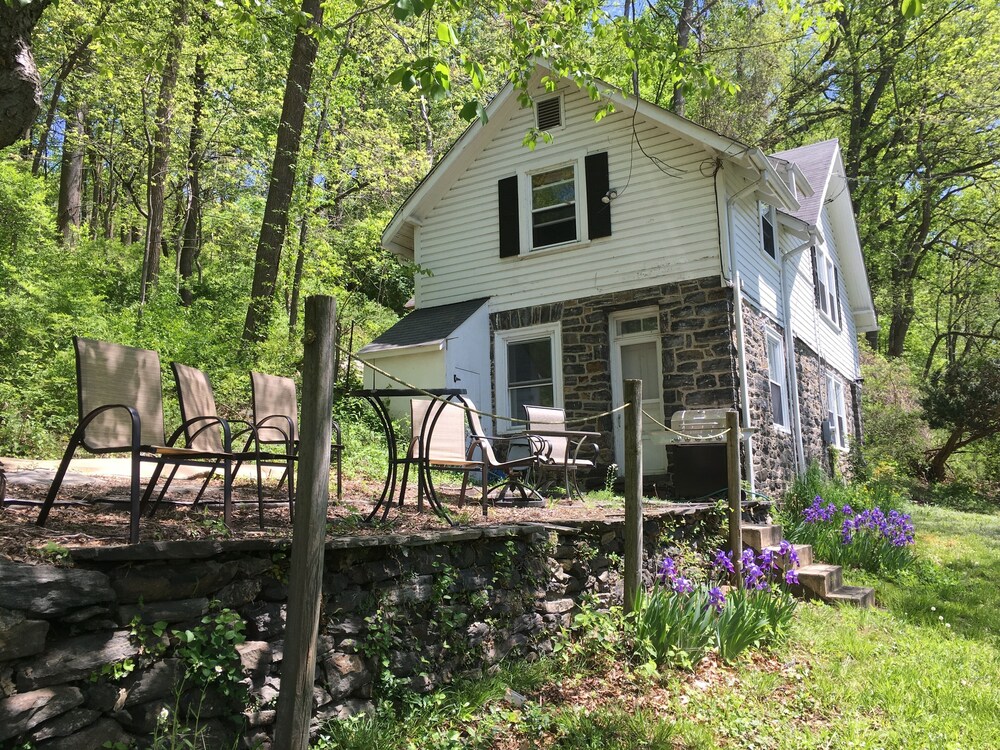 Rustic 3 Bedroom Carriage House on Large Estate, Kids & Pet Friendly