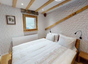 Signature Quadruple Room | Desk, free cribs/infant beds, free WiFi