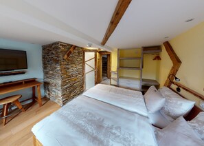 Deluxe Double or Twin Room | Desk, free cribs/infant beds, free WiFi