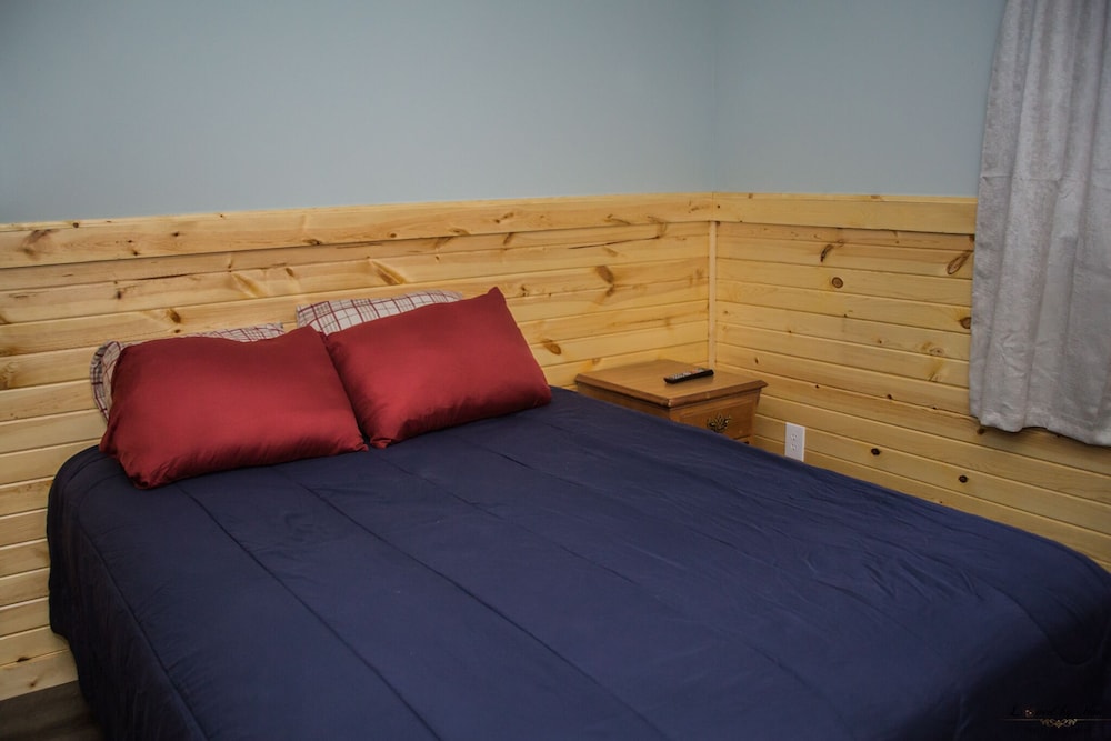 3Cottages on Strip, Lakefront, AC, WiFi, Fire pit, Deck over Lake, Pet