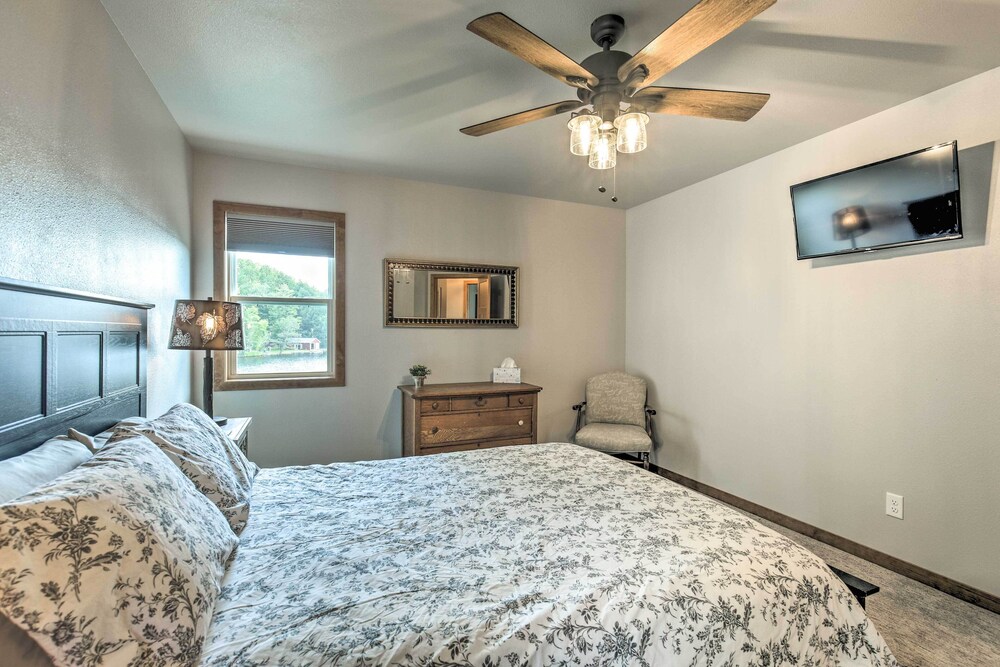 Spacious Lakeside Family Home on Big Bearskin Lake, Harshaw Room
