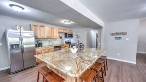 Fridge, microwave, stovetop, dishwasher
