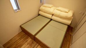 Iron/ironing board, Internet, linens