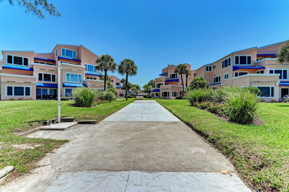 Unit #309 great rates, 2 Bed/2 Bath, view of ocean, steps to the sandy beach. 