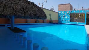 2 piscinas al aire libre (de 8:00 a 22:00), tumbonas