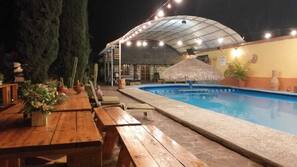 2 piscinas al aire libre (de 8:00 a 22:00), tumbonas