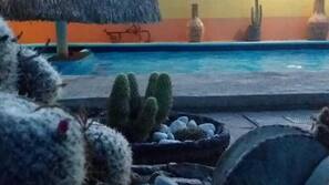 2 piscinas al aire libre (de 8:00 a 22:00), tumbonas