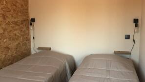 Free WiFi, linens