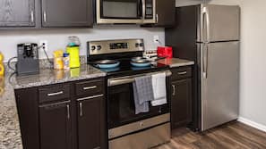 Geladeira, micro-ondas, fogão, cooktop