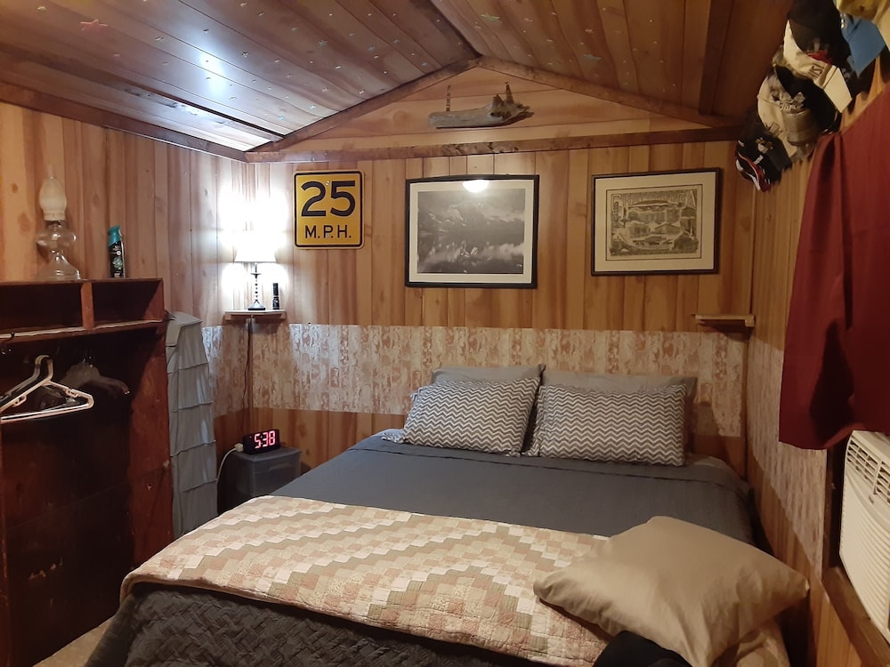 Reed Lake Fishing Cabins , Bryant AL 25 minutes from downtown