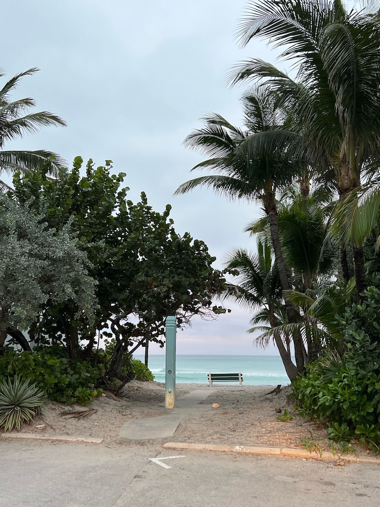 4 BEDROOM HOME WITH PRIVATE TROPICAL PARADISE IN BACK YARD