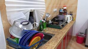 Großer Kühlschrank, Herd, Wasserkocher, Kochgeschirr/Geschirr/Besteck