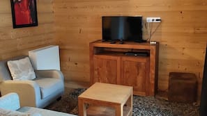 Télévision, lecteur de DVD, table de tennis de table