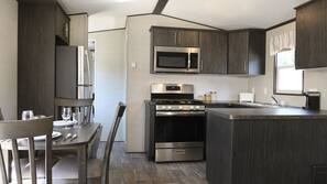 Full-sized fridge, microwave, oven, toaster
