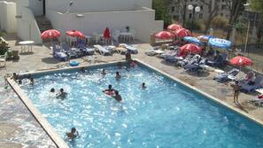 Piscine extérieure (ouverte en saison), parasols de plage