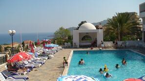 Piscine extérieure (ouverte en saison), parasols de plage