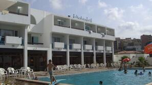 Piscine extérieure (ouverte en saison), parasols de plage