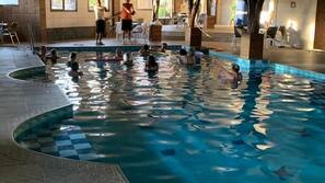 Piscina interna, piscina externa, espreguiçadeiras