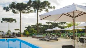 Piscina interna, piscina externa, espreguiçadeiras
