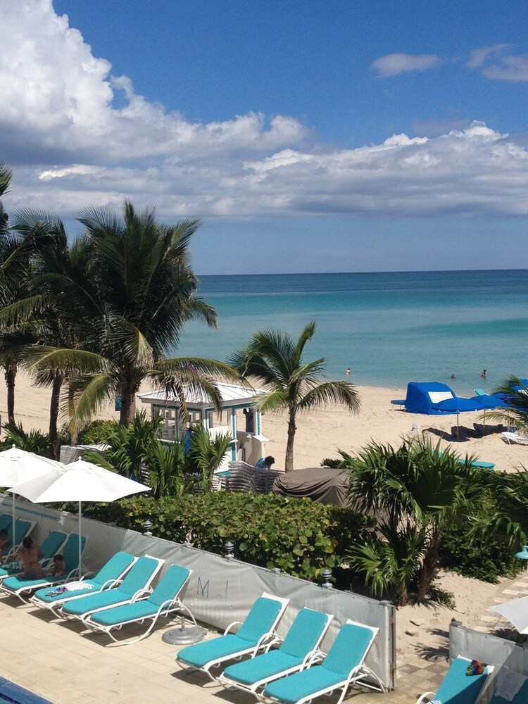 MARENAS RESORT-BEAUTIFUL BEACHFRONT BUILDING IN SUNNY ISLES BEACH, FLORIDA