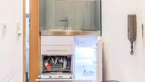 Kühlschrank, Herd, Geschirrspüler, Wasserkocher mit Kaffee-/Teezubehör